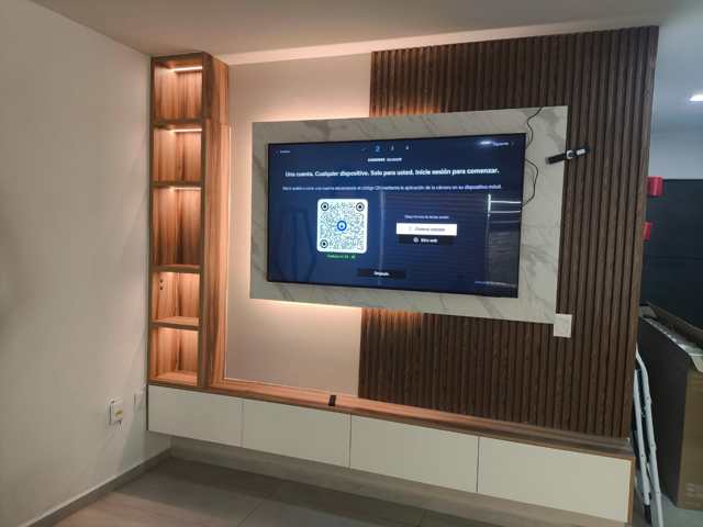 Centro de entretenimiento con panel de granito y repisas — Muebles de Entretenimiento, Cocinas & Closets Stylo