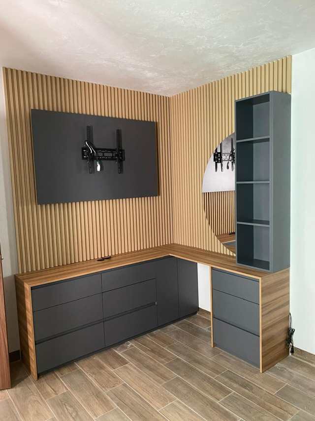 Centro de entretenimiento en esquina, gris y madera — Muebles de Entretenimiento, Cocinas & Closets Stylo