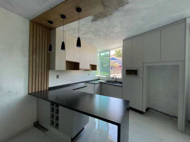 Barra negra, gabinetes claros — Negro y Blanco, Cocinas & Closets Stylo
