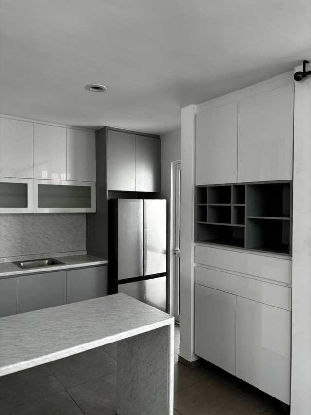 Cocina en blanco brillante y gris con isla central, proyecto entregado en Guadalajara
