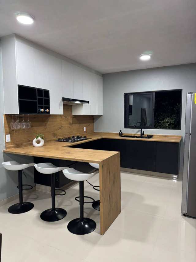 Negro, blanco y madera con barra — Negro y Blanco, Cocinas & Closets Stylo