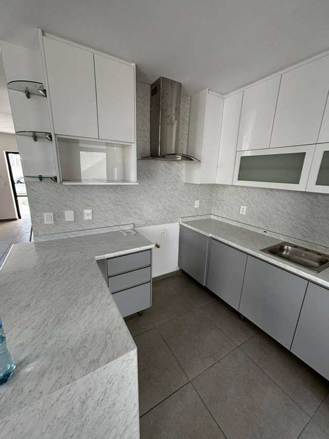 Blanco brillante y gris, granito Carrara — Negro y Blanco, Cocinas & Closets Stylo
