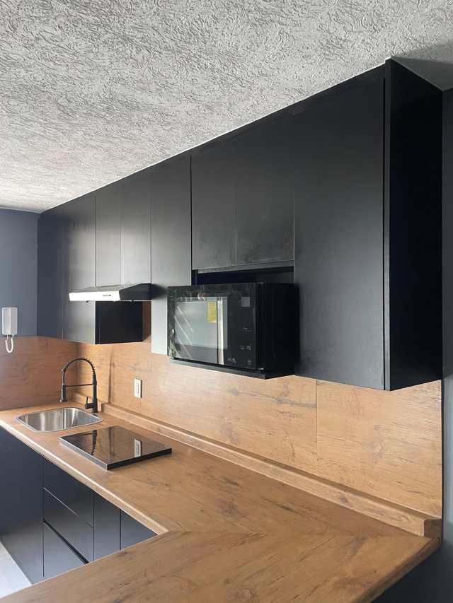 Negro con microondas empotrado y madera — Negro y Blanco, Cocinas & Closets Stylo