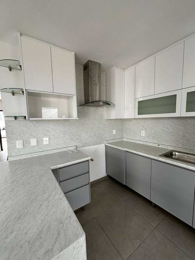 Blanco brillante y gris, cubierta granito — Negro y Blanco, Cocinas & Closets Stylo