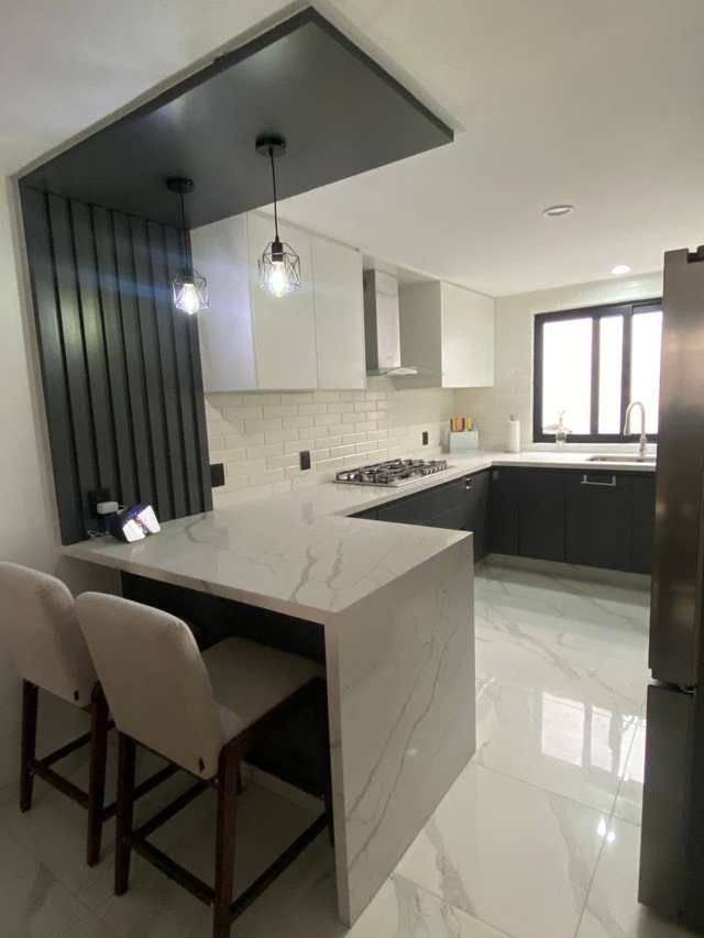 Antracita, subway blanco y barra granito — Negro y Blanco, Cocinas & Closets Stylo