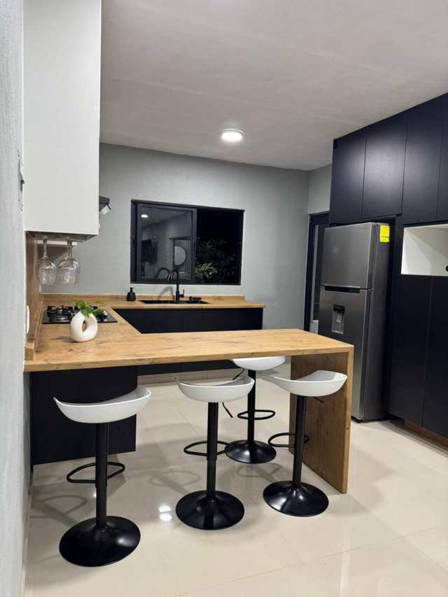 Negro y madera, barra con bancos — Negro y Blanco, Cocinas & Closets Stylo