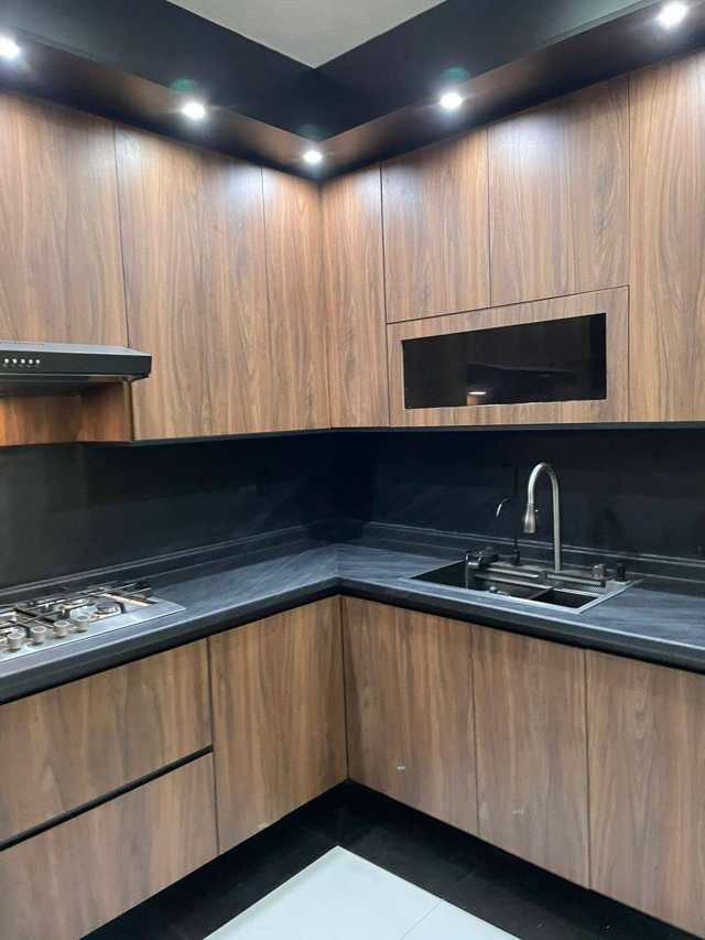 Cocina en L, nogal y negro mate — Nogal, Cocinas & Closets Stylo