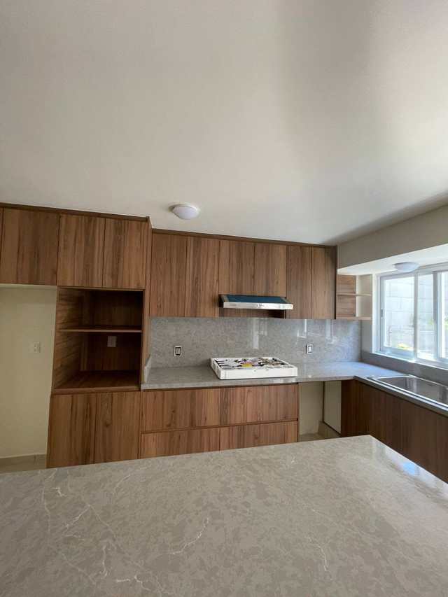 Isla central con cuarzo gris — Nogal, Cocinas & Closets Stylo