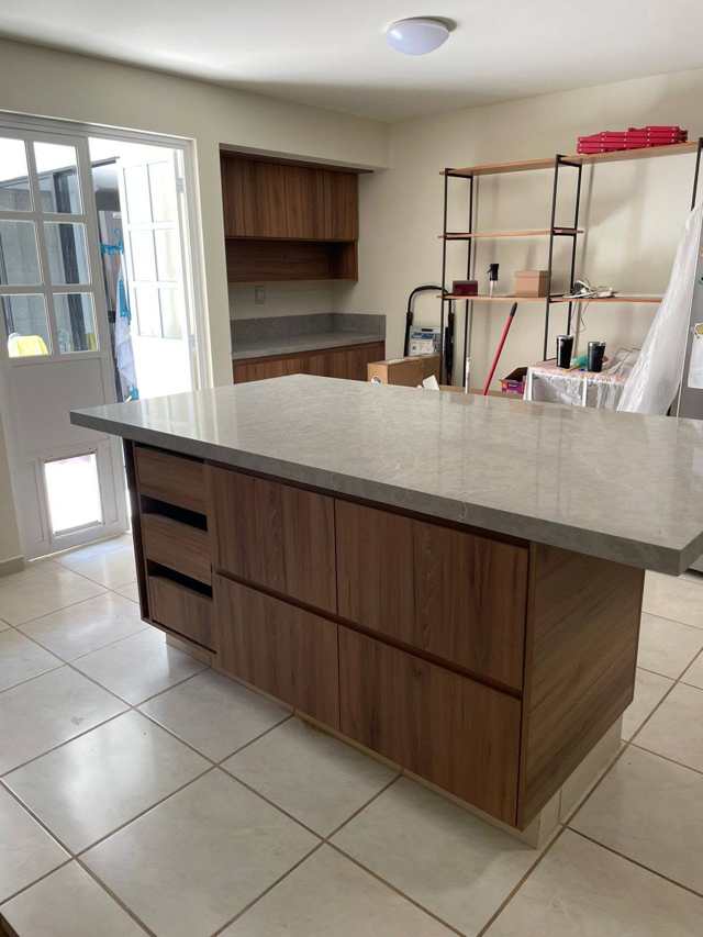 Isla con cajonera, acabado nogal — Nogal, Cocinas & Closets Stylo