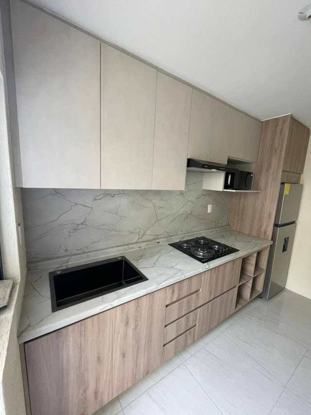 Madera clara con granito Calacatta — Nogal, Cocinas & Closets Stylo