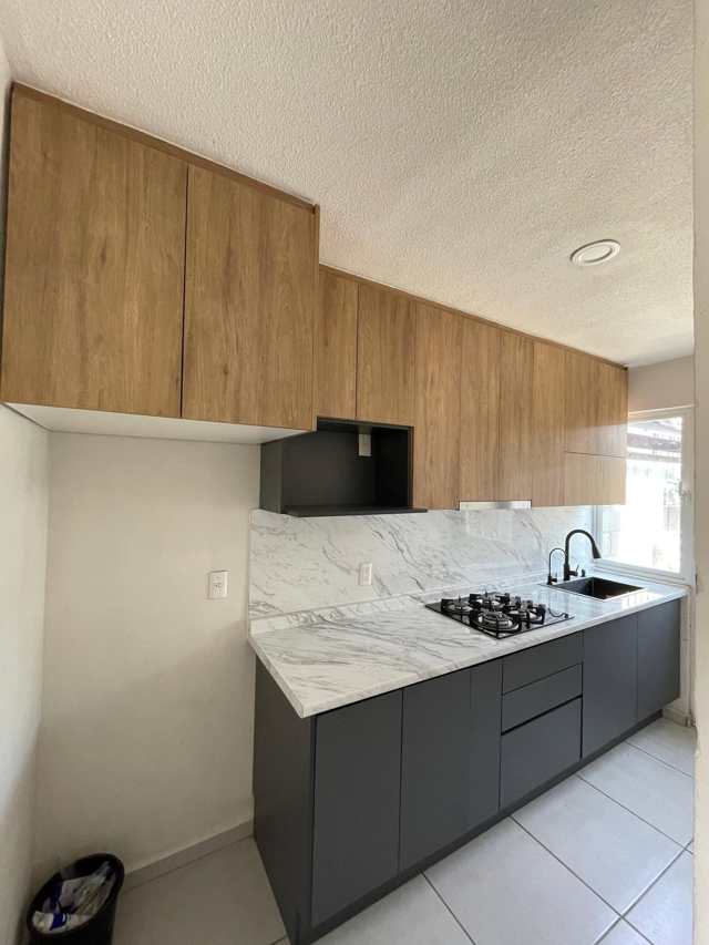 Madera y antracita, cubierta granito — Nogal, Cocinas & Closets Stylo