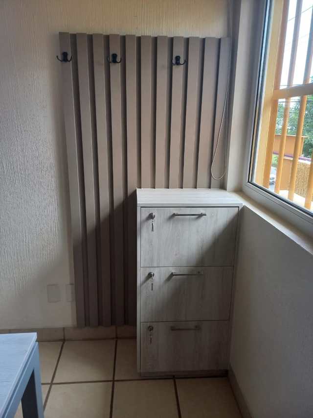 Perchero de madera ranurada con cajonera — Recámaras con Closet, Cocinas & Closets Stylo