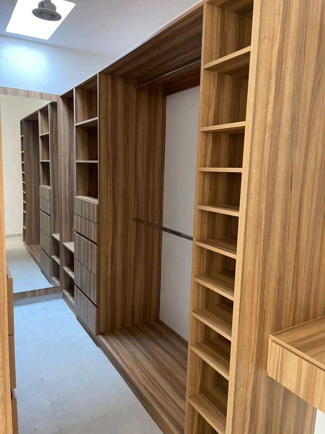 Walk-in closet en nogal — Closets y Vestidores, Cocinas & Closets Stylo