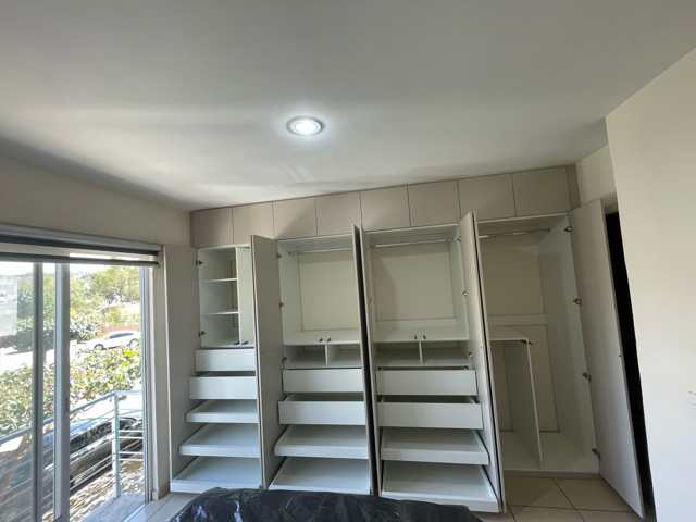 Vestidor con cajones y puertas abatibles — Closets y Vestidores, Cocinas & Closets Stylo