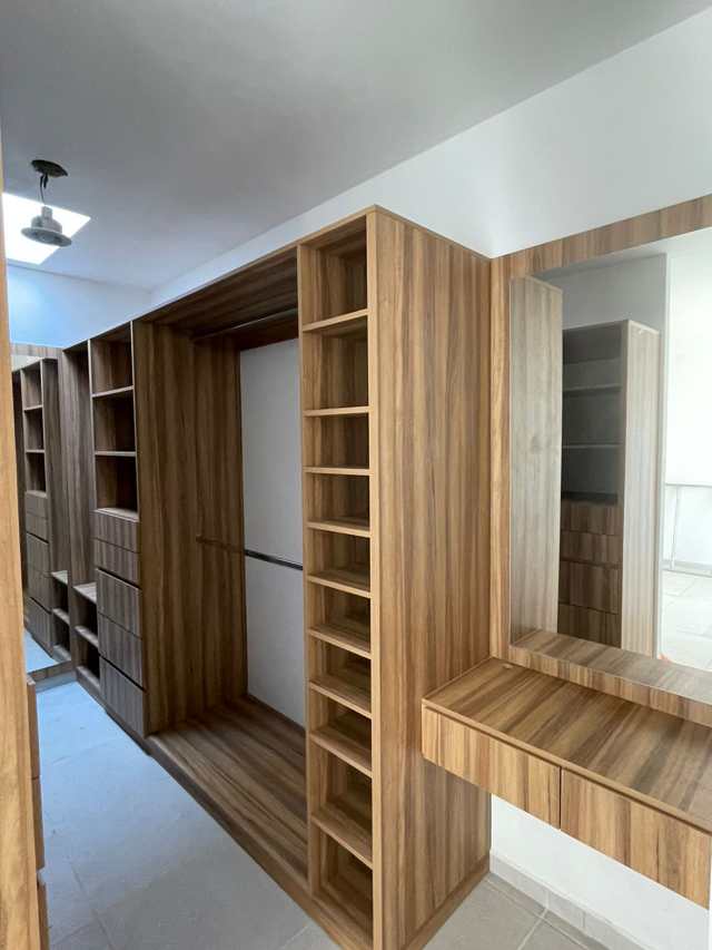 Vestidor en nogal con tocador y espejo — Closets y Vestidores, Cocinas & Closets Stylo